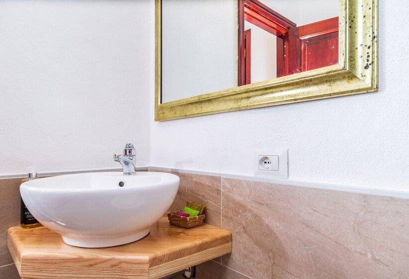 غرفة قياسية, S Ortale