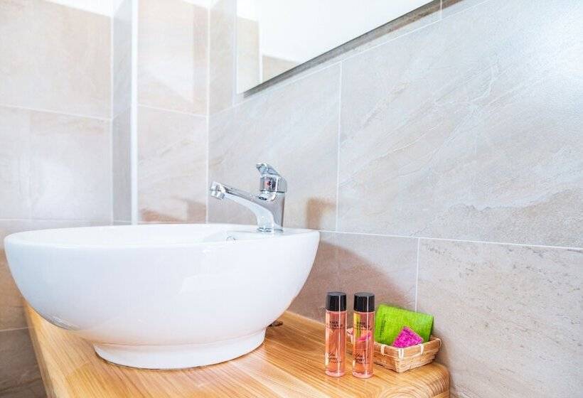 غرفة عائلية, S Ortale