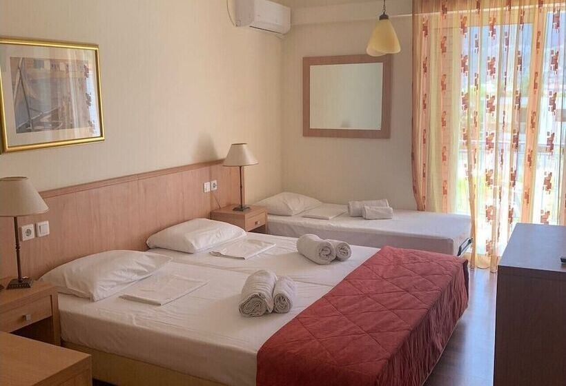 Номер Стандарт Трехместный, Saronis