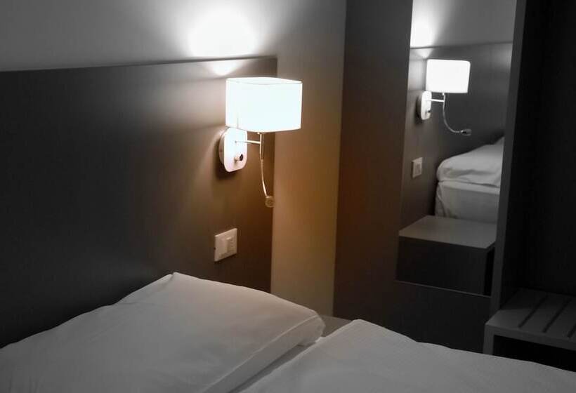 חדר סופריור לשלושה, Sonia