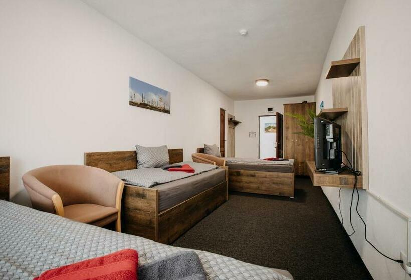 스탠다드 트리플 룸, Pálya