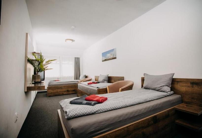 스탠다드 트리플 룸, Pálya