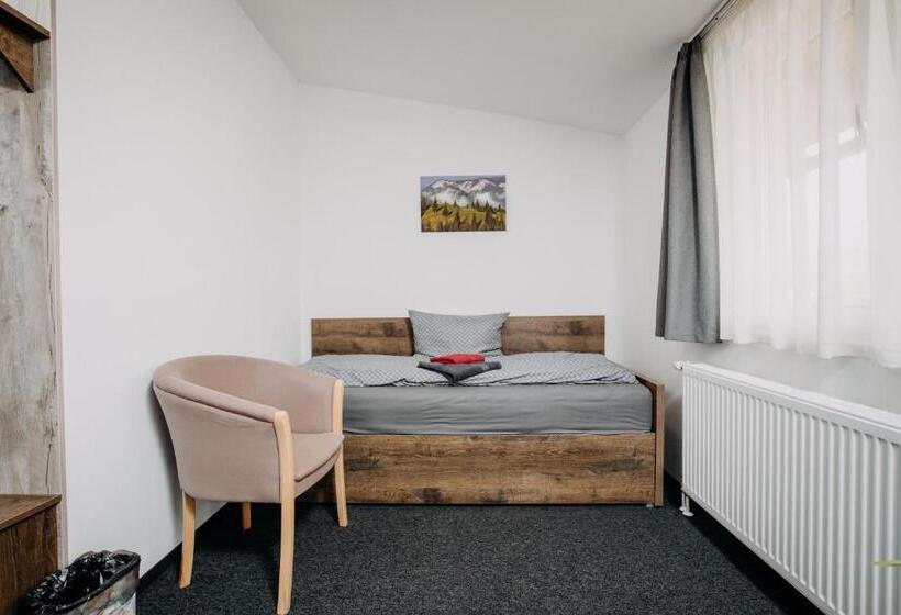 스탠다드 트리플 룸, Pálya