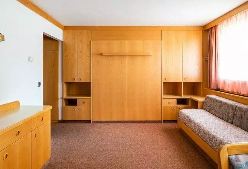 استودیوی استاندارد, Apartments Lores