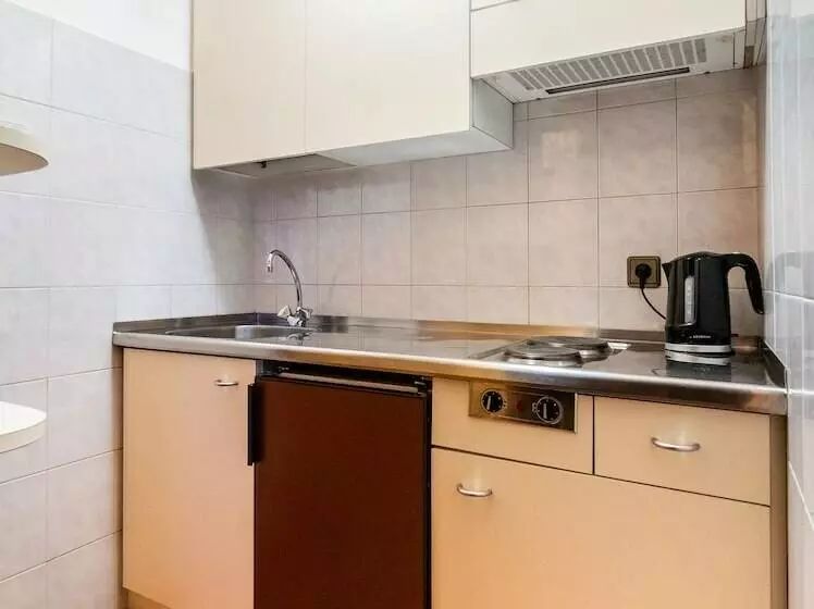 استودیوی استاندارد, Apartments Lores
