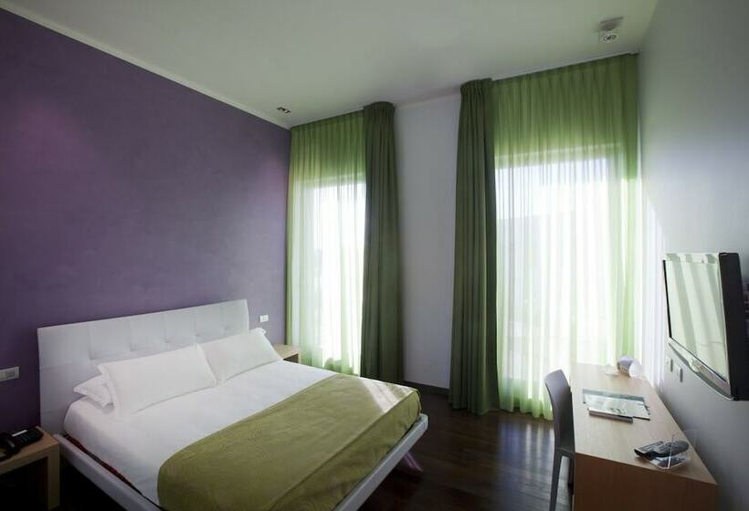 Quarto Triplo Standart, Arthotel & Park Lecce