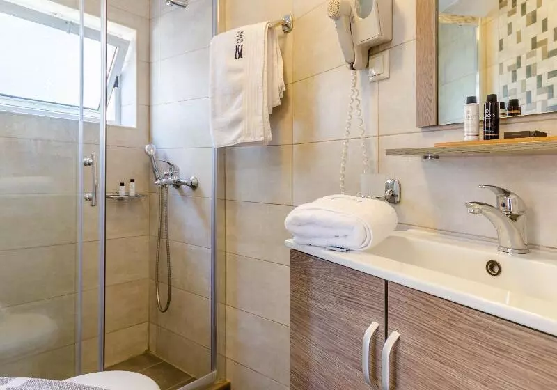 Economy Yhden Hengen Huone, Pela Mare