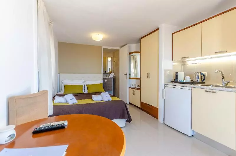 Economy Yhden Hengen Huone, Pela Mare