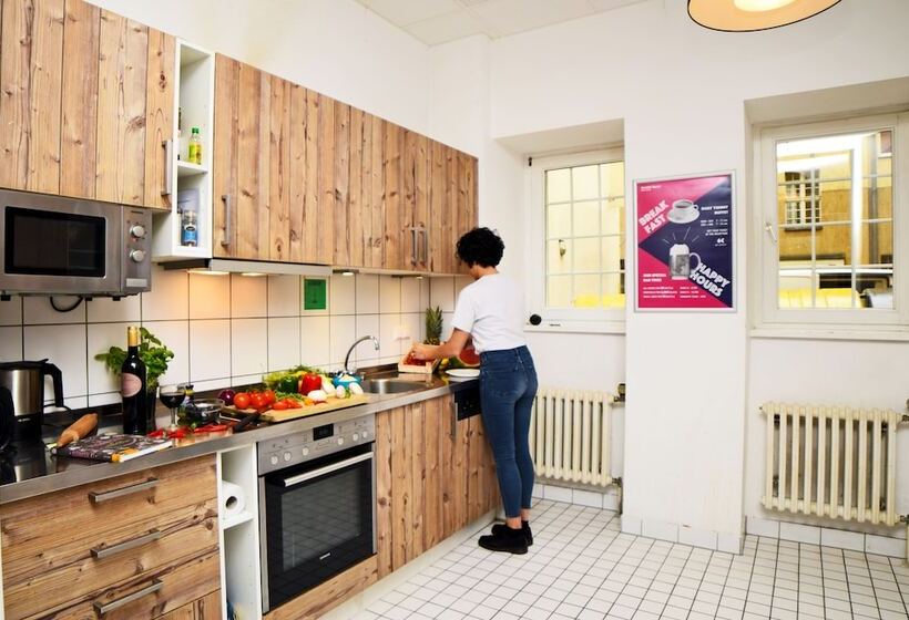 تختخواب در اتاق مشترک, Amstel House Hostel