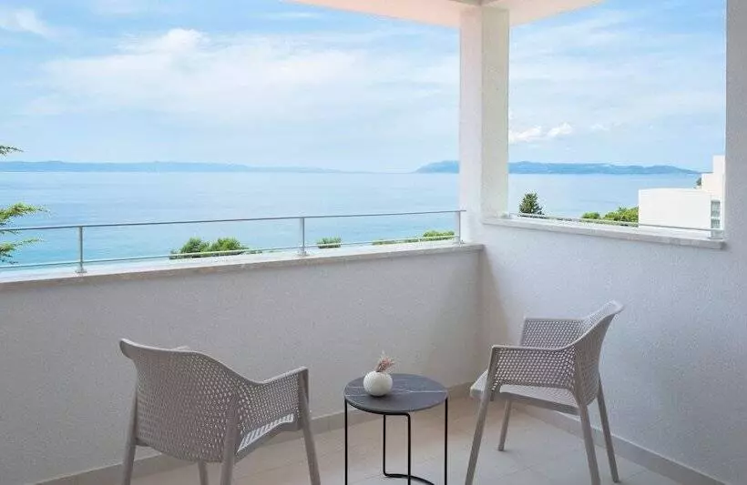 سوییت جونیور با چشم‌انداز جانبی دریا, Bluesun Holiday Village Afrodita