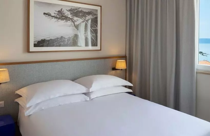 سوییت جونیور با چشم‌انداز جانبی دریا, Bluesun Holiday Village Afrodita
