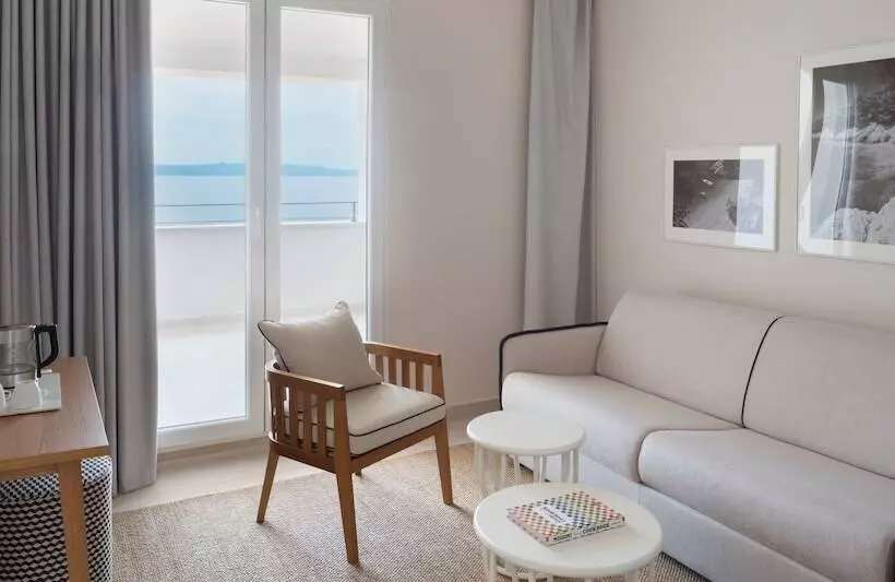 سوییت جونیور با چشم‌انداز جانبی دریا, Bluesun Holiday Village Afrodita