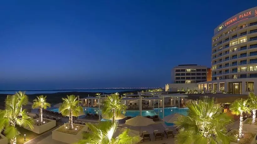 海の見えるダブルベッドスタンダードルーム, Crowne Plaza Yas Island, An Ihg