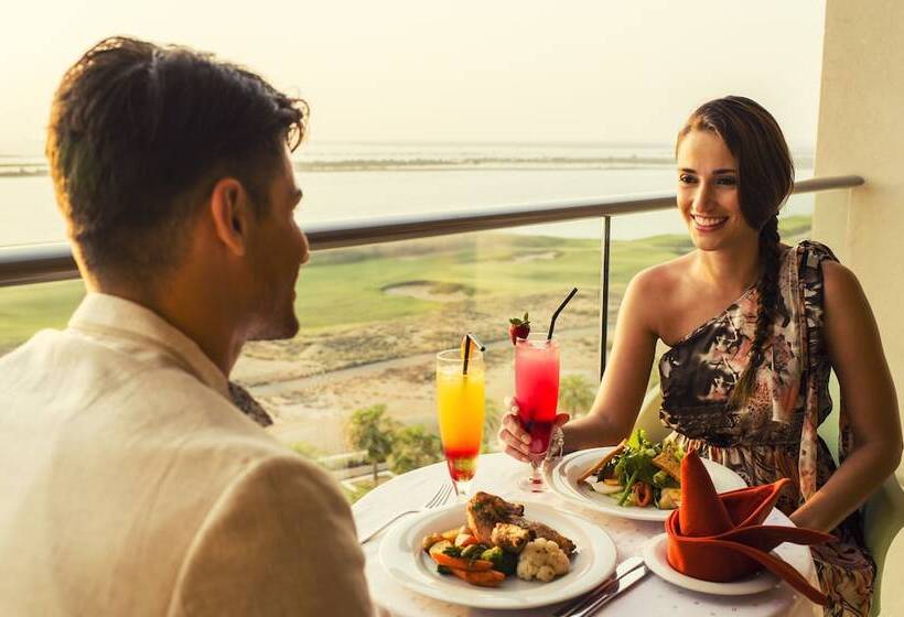 اتاق استاندارد با تخت دوبل و چشمانداز دریا, Crowne Plaza Yas Island, An Ihg