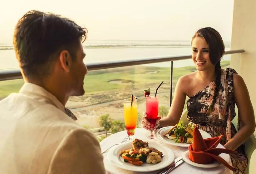 海の見えるダブルベッドスタンダードルーム, Crowne Plaza Yas Island, An Ihg