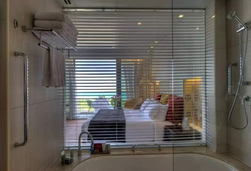 海の見えるダブルベッドスタンダードルーム, Crowne Plaza Yas Island, An Ihg