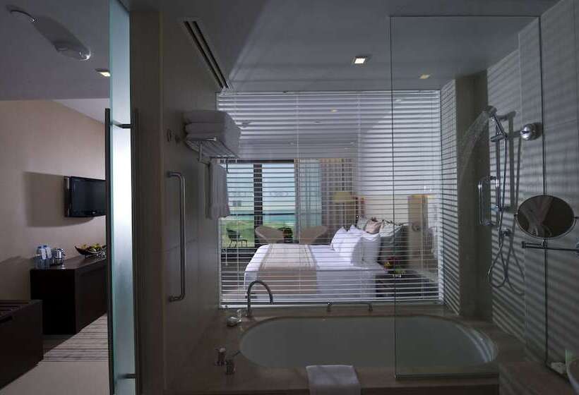 اتاق استاندارد با تخت دوبل و چشمانداز دریا, Crowne Plaza Yas Island, An Ihg