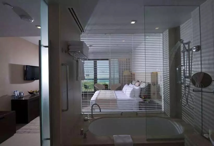 海の見えるダブルベッドスタンダードルーム, Crowne Plaza Yas Island, An Ihg