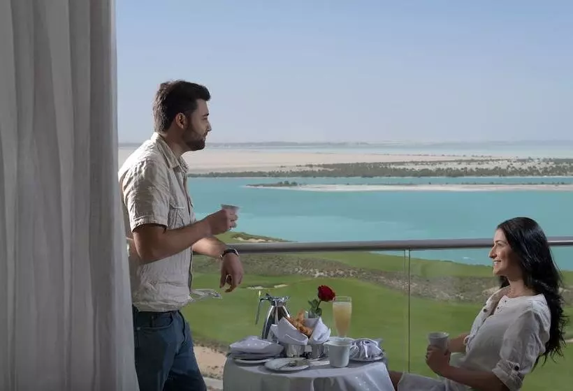海の見えるダブルベッドスタンダードルーム, Crowne Plaza Yas Island, An Ihg