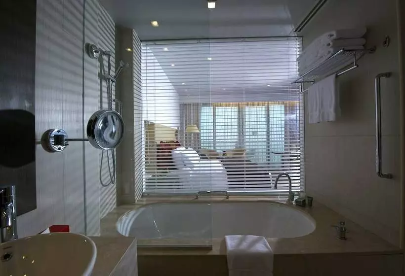 海の見えるダブルベッドスタンダードルーム, Crowne Plaza Yas Island, An Ihg