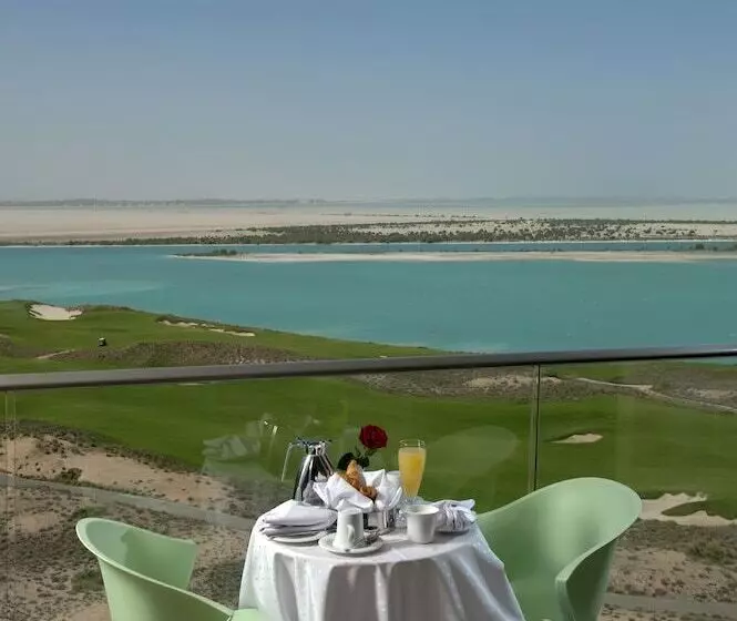 海の見えるダブルベッドスタンダードルーム, Crowne Plaza Yas Island, An Ihg