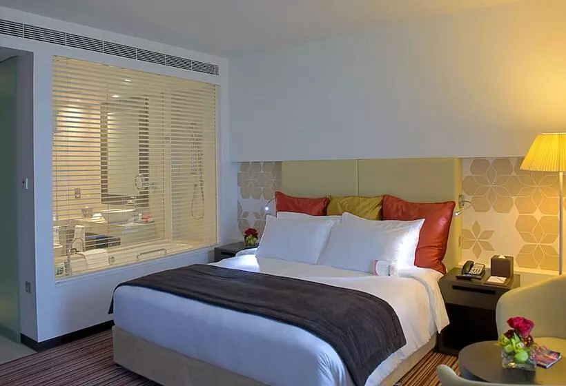 海の見えるダブルベッドスタンダードルーム, Crowne Plaza Yas Island, An Ihg