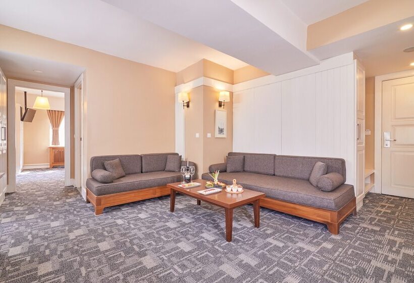 جناح جونيور, Dedeman Palandoken Ski Lodge