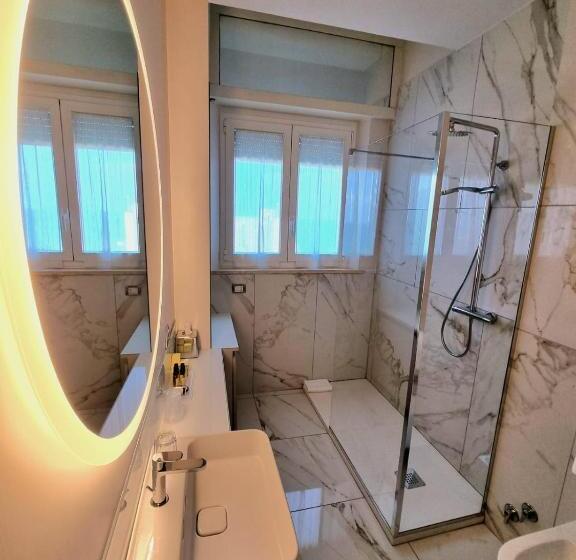 اتاق استاندارد با چشمانداز دریا, Grand Hotel Passetto