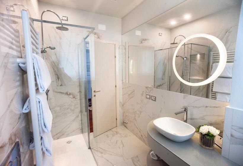 اتاق استاندارد با چشم‌انداز دریا, Grand Hotel Passetto