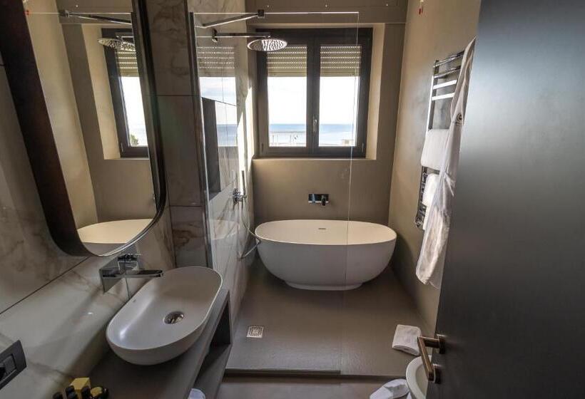 اتاق لوکس با بالکن و چشمانداز دریا, Grand Hotel Passetto