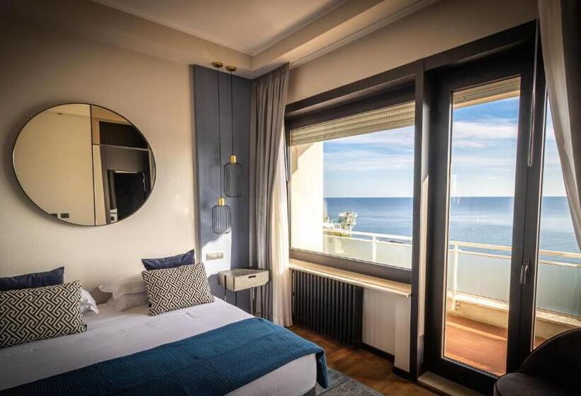 اتاق لوکس با بالکن و چشمانداز دریا, Grand Hotel Passetto