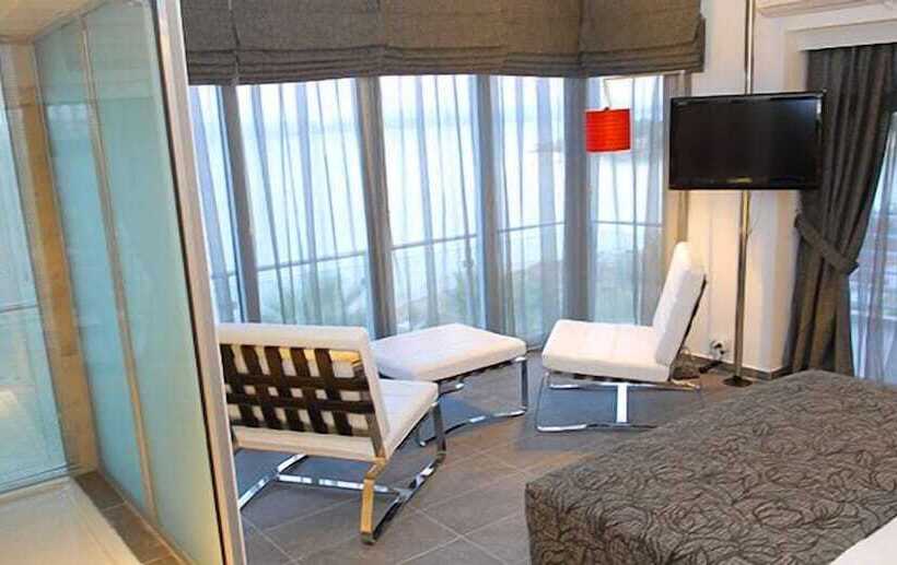 חדר אקזקיוטיב, Ladin
