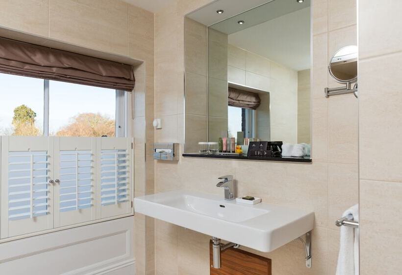 Люкс, Oakley Hall