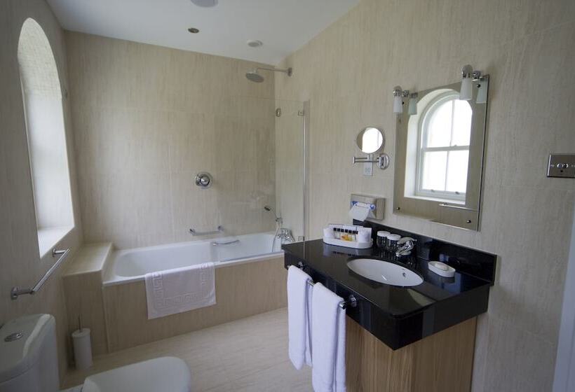 סוויטה, Oakley Hall