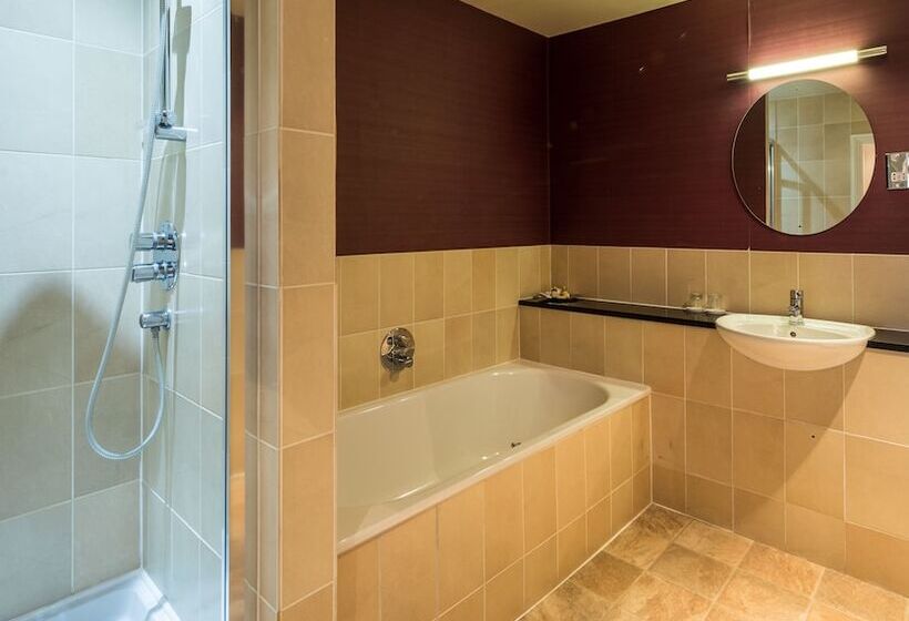 주니어 스위트, The Pennington