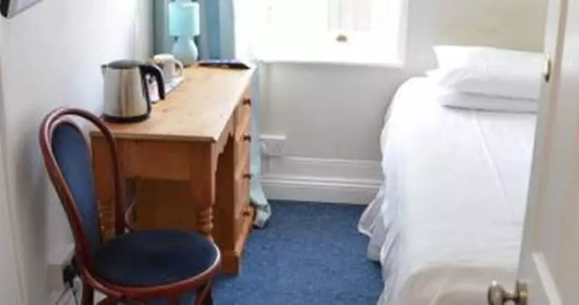 اتاق یک نفره پایه با سرویس بهداشتی مشترک, The Queensbury