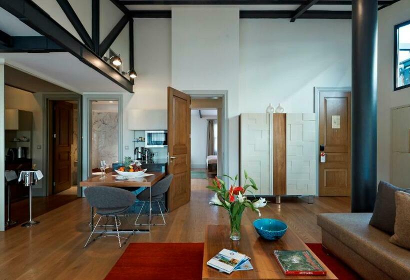 Deluxe Suite, Tomtom Suites