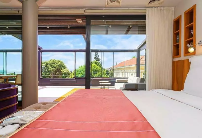 Deluxe Suite, Tomtom Suites