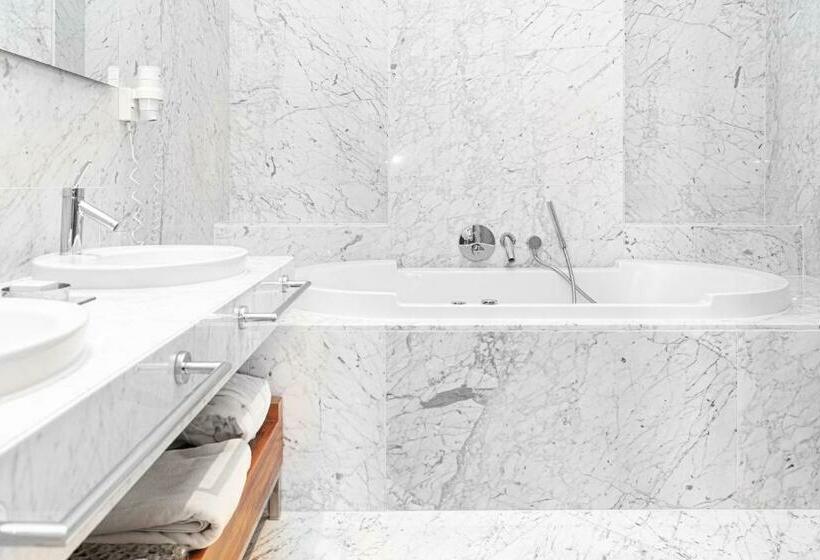 Deluxe Suite, Tomtom Suites