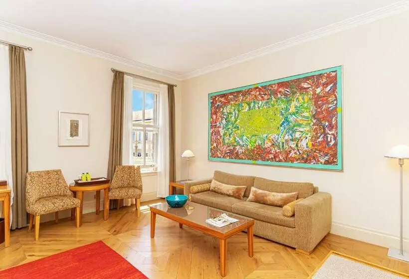 Deluxe Suite, Tomtom Suites