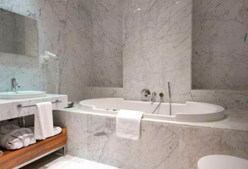 Superior Suite, Tomtom Suites