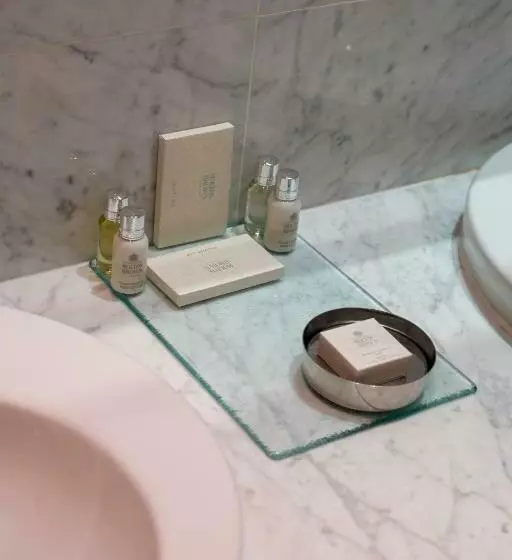 Superior Suite, Tomtom Suites