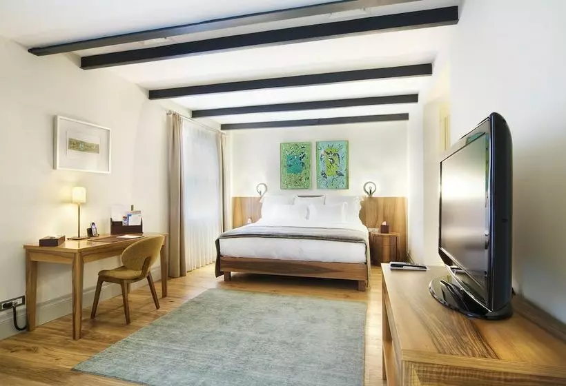 Deluxe Suite, Tomtom Suites