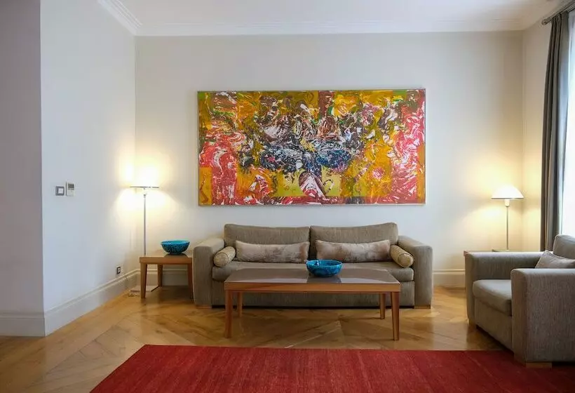 Superior Suite, Tomtom Suites