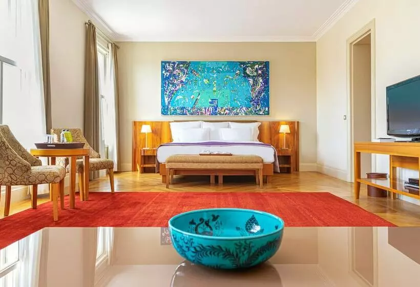 Deluxe Suite, Tomtom Suites