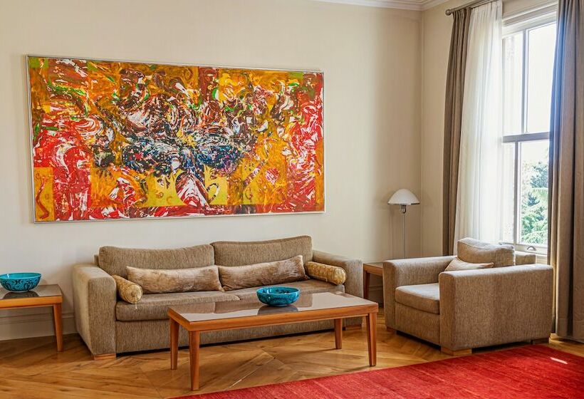 Deluxe Suite, Tomtom Suites