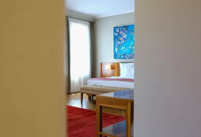 Superior Suite, Tomtom Suites