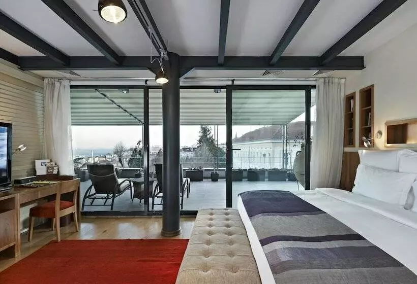 Deluxe Suite, Tomtom Suites