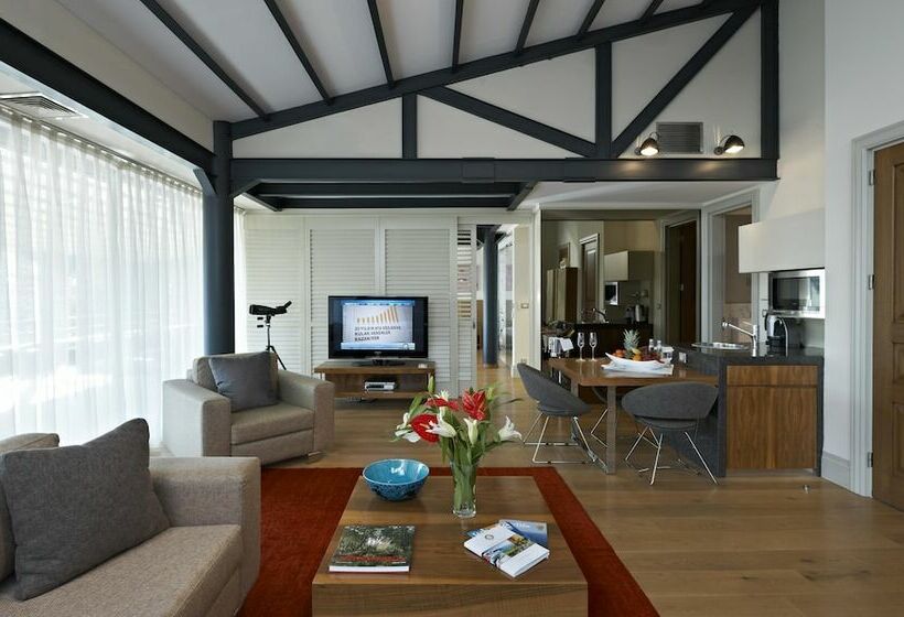 Deluxe Suite, Tomtom Suites