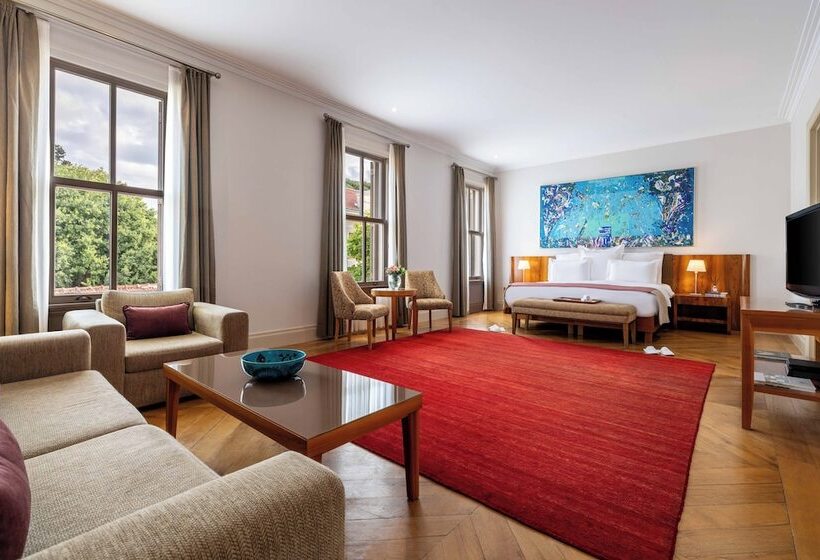 Deluxe Suite, Tomtom Suites